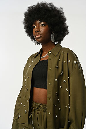 KADIN ÖNÜ TAŞ İŞLEMELİ HAKİ RENK GÖMLEK