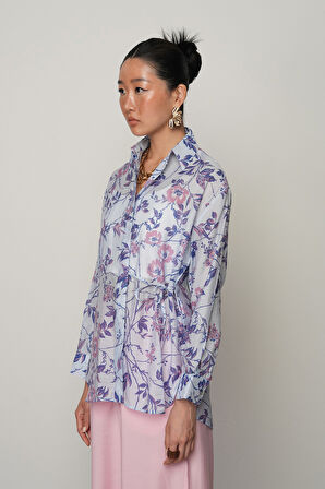 KADIN YANDAN BAĞLAMA DETAYLI MOR-MAVİ ÇİÇEKLİ GÖMLEK