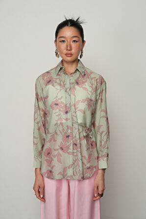 KADIN YANDAN BAĞLAMA DETAYLI PEMBE-YEŞİL ÇİÇEKLİ GÖMLEK