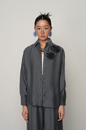 Kadın Önü Çift Gül İşlemeli Düz Renk Gömlek