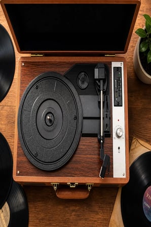 MZL-P01 Bluetooth Plak Çalar, 3 Hız (33/45/78 RPM), USB/SD/AUX/RCA/Kulaklık Destekli, Dahili Hoparlörlü Taşınabilir Retro Valiz Pikap