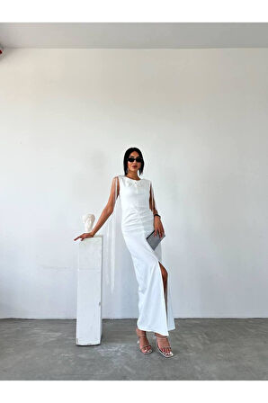 Omuzları püskül detaylı önden yırtmaçlı elbise