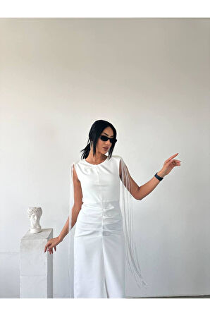 Omuzları püskül detaylı önden yırtmaçlı elbise