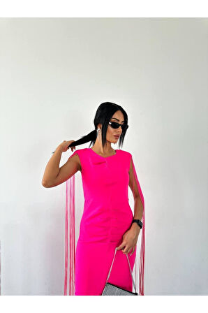 Omuzları püskül detaylı önden yırtmaçlı elbise