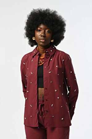 KADIN ÖNÜ VE KOLLARI TAŞLI PAMUKLU BORDO RENK GÖMLEK