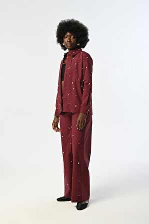 KADIN ÖNÜ VE KOLLARI TAŞLI PAMUKLU BORDO RENK GÖMLEK