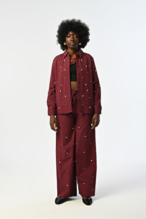 KADIN ÖNÜ VE KOLLARI TAŞLI PAMUKLU BORDO RENK GÖMLEK