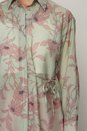 KADIN YANDAN BAĞLAMA DETAYLI PEMBE-YEŞİL ÇİÇEKLİ GÖMLEK