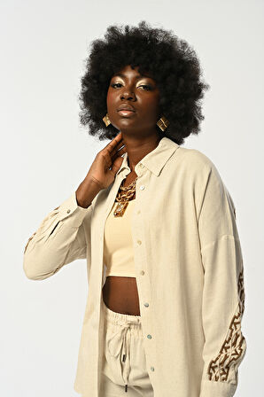 KADIN KOLLARI VE ARKASI KAHVERENGİ NAKIŞ İŞLEMELİ NATUR RENK GÖMLEK