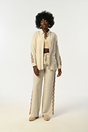 KADIN KOLLARI VE ARKASI KAHVERENGİ NAKIŞ İŞLEMELİ NATUR RENK GÖMLEK