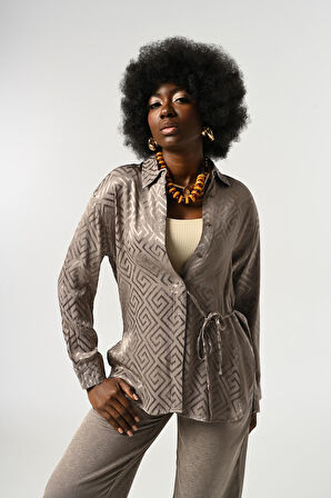 KADIN GEMOMETRİK DESENLİ BELDEN BAĞLAMA DETAYLI GRİ RENK GÖMLEK