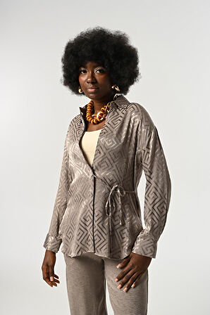 KADIN GEMOMETRİK DESENLİ BELDEN BAĞLAMA DETAYLI GRİ RENK GÖMLEK