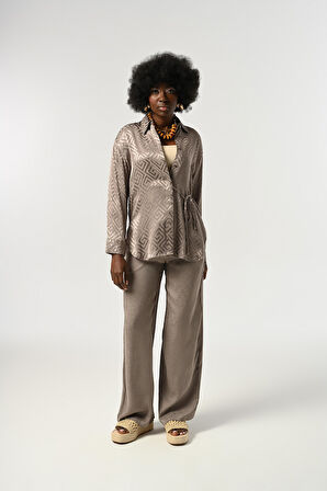 KADIN GEMOMETRİK DESENLİ BELDEN BAĞLAMA DETAYLI GRİ RENK GÖMLEK