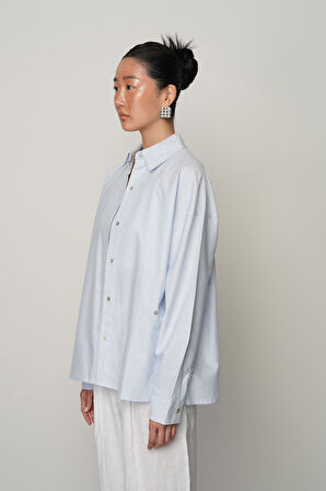 KADIN MAVİ ÇİZGİLİ DÜĞME DETAYLI GÖMLEK