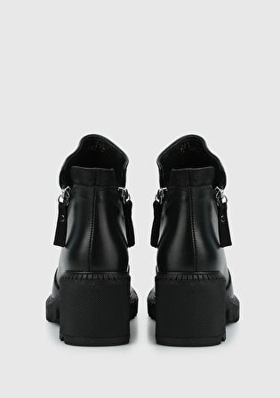 Siyah Deri Kadın Bot