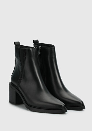 Siyah Deri Kadın Bot