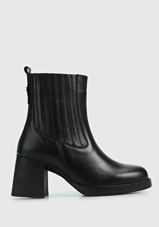 Siyah Deri Kadın Bot