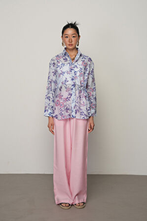 KADIN YANDAN BAĞLAMA DETAYLI MOR-MAVİ ÇİÇEKLİ GÖMLEK