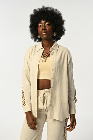 KADIN KOLLARI VE ARKASI KAHVERENGİ NAKIŞ İŞLEMELİ NATUR RENK GÖMLEK