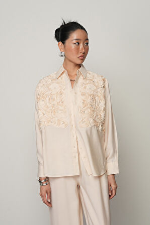 KADIN ÖNÜ GÜL İŞLEMELİ DÜZ RENK GÖMLEK