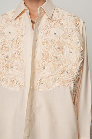 KADIN ÖNÜ GÜL İŞLEMELİ DÜZ RENK GÖMLEK