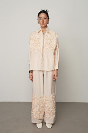 KADIN ÖNÜ GÜL İŞLEMELİ DÜZ RENK GÖMLEK