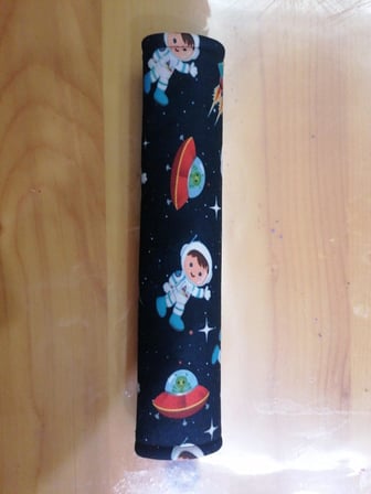 Uzay Temalı Oto Emniyet Kemeri Konfor Pedi, Yumuşak Voleur Kumaş, 4 mm Süngerli, 26 cm,Evrensel Uyum, Kolay Montaj (1 Adet)