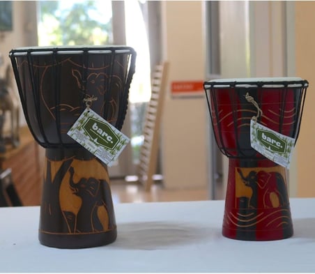 BARC Otantik Ahşap Djembe Davul, 25 cm, Mahoni Ağacı ve Keçi Derisi, El Yapımı Bali Endonezya, Fil Figürlü, 14 cm Deri Çap