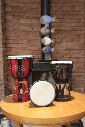 BARC Otantik Ahşap Djembe Davul, 25 cm, Mahoni Ağacı ve Keçi Derisi, El Yapımı Bali Endonezya, Fil Figürlü, 14 cm Deri Çap