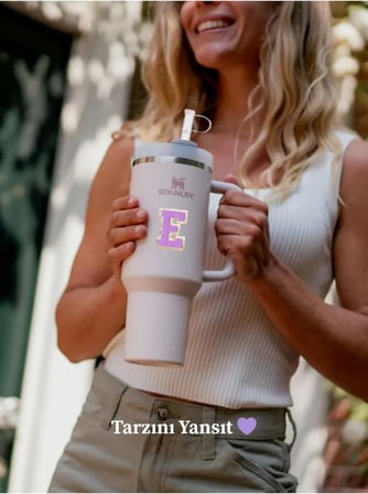 Quencher Uyumlu Premium Harf Sticker + 3’lü Silikon Tıpa Seti – Kişiselleştirilmiş Kombin QNCTPHARF-E