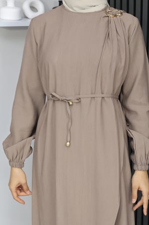 Tatula Vizon Broş Detaylı Kuşaklı Tencel Uzun Elbise