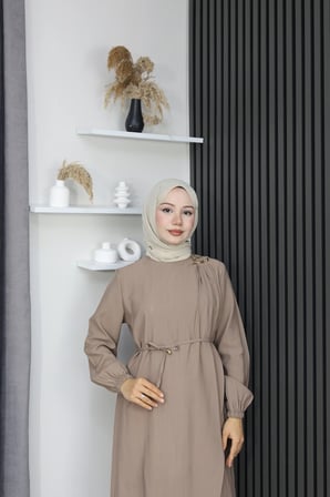 Tatula Vizon Broş Detaylı Kuşaklı Tencel Uzun Elbise