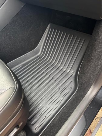 Lİ PARTS Tesla Model Y STANDART 2025+ Uyumlu Premium Havuzlu TPE Paspas – 3.5 mm Kalınlık, Kokusuz, Blister Kalıplama, Lazer Kesim Milimetrik Uyum