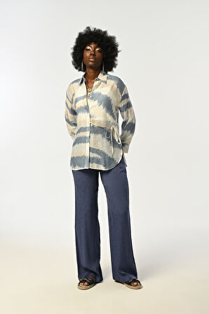 KADIN DESENLİ YANDAN BAĞLAMA DETAYLI GÖMLEK