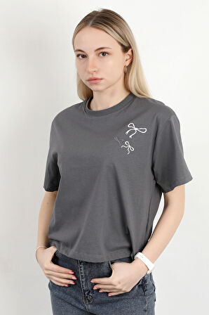 Kadın Bisiklet Yaka Omzu Fiyonk Nakışlı Pamuklu T-Shirt Antrasit - 925022
