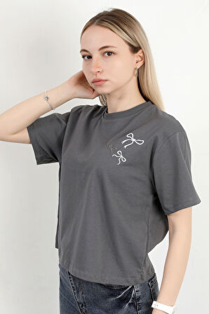 Kadın Bisiklet Yaka Omzu Fiyonk Nakışlı Pamuklu T-Shirt Antrasit - 925022