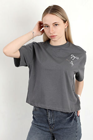 Kadın Bisiklet Yaka Omzu Fiyonk Nakışlı Pamuklu T-Shirt Antrasit - 925022
