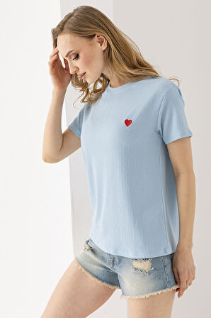 Kadın Bisiklet Yaka Kalp Nakışlı Bürümcük T-Shirt Mavi - 254427