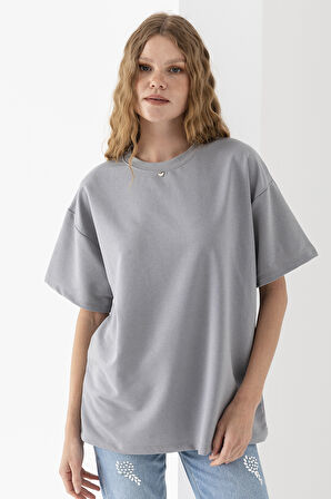 Kadın Bisiklet Yaka Kalp Aksesuarlı T-Shirt Gri - 25773
