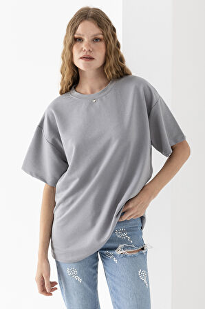 Kadın Bisiklet Yaka Kalp Aksesuarlı T-Shirt Gri - 25773
