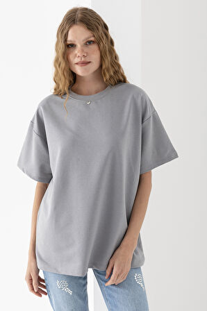Kadın Bisiklet Yaka Kalp Aksesuarlı T-Shirt Gri - 25773