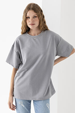 Kadın Bisiklet Yaka Kalp Aksesuarlı T-Shirt Gri - 25773