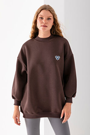 Kadın Bisiklet Yaka Fiyonk Kalp Nakışlı Oversize 3İp Sweatshirt Kahverengi - 2629