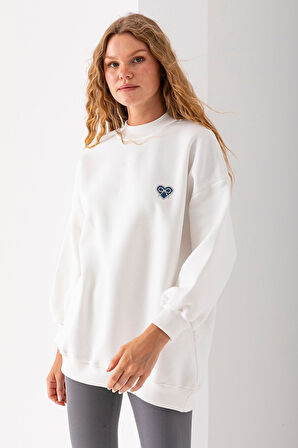 Kadın Bisiklet Yaka Fiyonk Kalp Nakışlı Oversize 3İp Sweatshirt Beyaz - 2629