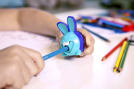 Croc Innovation 1 Delikli Kalemtıraş - Hareket halindeyken bileme - Verimli, Keskin Kaplama - Eşsiz Tavşan Tasarımı - Çeşitli Renkler