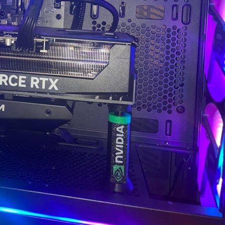 Nvidia Logolu Ayarlanabilir Ekran Kartı Tutucu - GPU Sarkma Önleyici Yükseklik Ayarlı Destek Aparatı (70mm - 125mm)