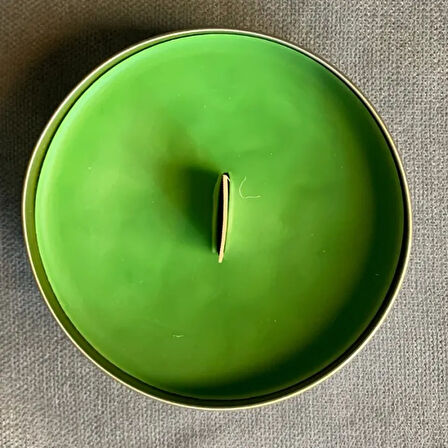 Uretti - Ayşe 7362 - El Yapımı Yeşil Dekoratif Metal Kutuda Mum - 3 x 7 cm