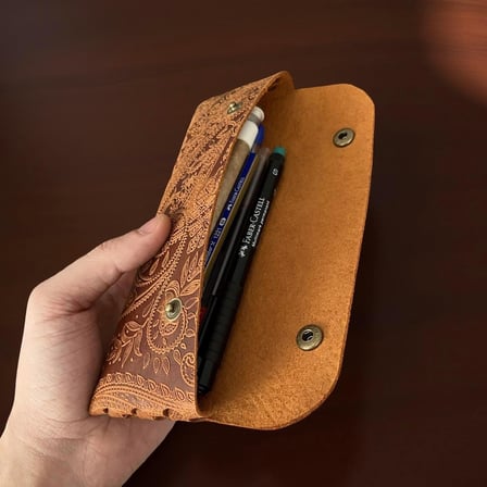 El Yapımı Kalemlik Hakiki Deri, Deri Küçük Kalem Kutusu – İş, Ofis, Okul Aksesuar Tutucu, Klasik ve Minimal El Yapımı Tasarım Vintage Kalemlik (Desenli Camel)