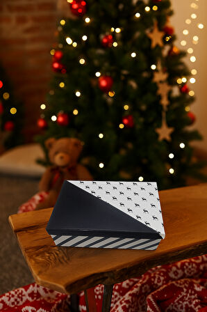 14×20×8 cm Geyikli Siyah Beyaz Cepli Dikdörtgen Lüks Yılbaşı Hediyelik Karton Kutu