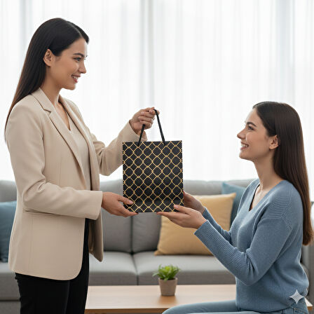 26x32x10 cm – Siyah Varaklı Geometrik Desenli Lüks Karton Hediye Çantası Özel Sunum Çantası